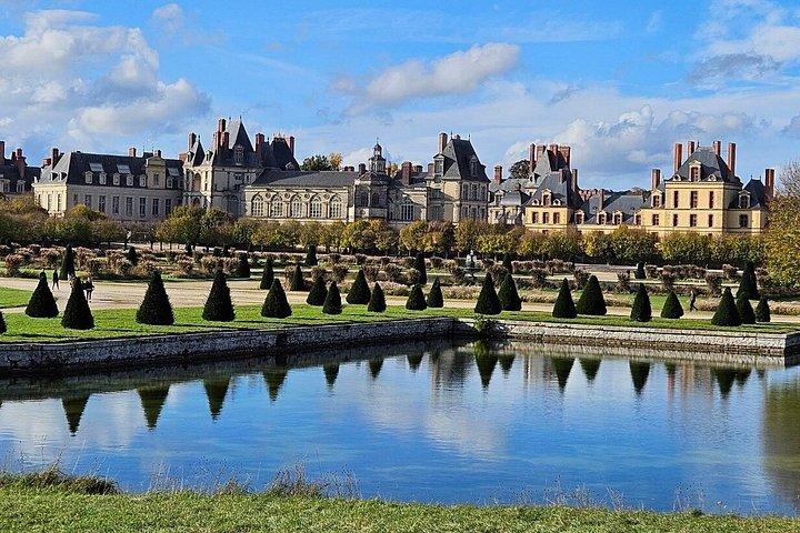 パリ・フォンテーヌブロー城と庭園ガイド付き日帰り旅行から