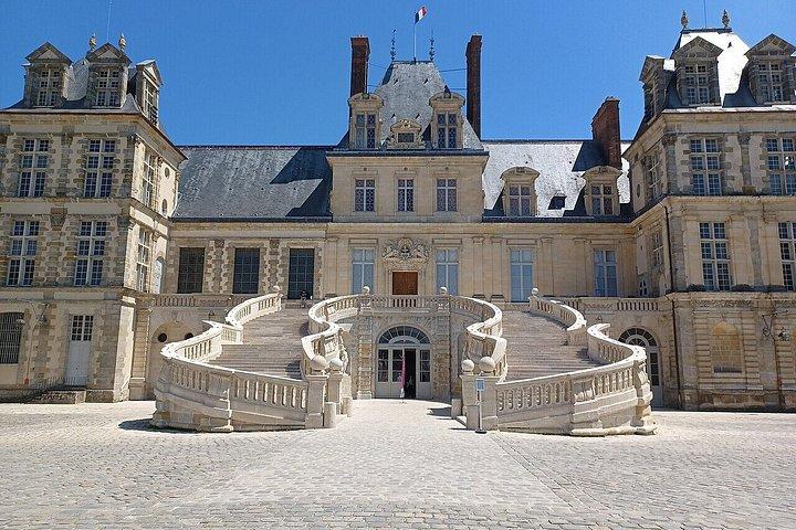 パリ・フォンテーヌブロー城と庭園ガイド付き日帰り旅行から