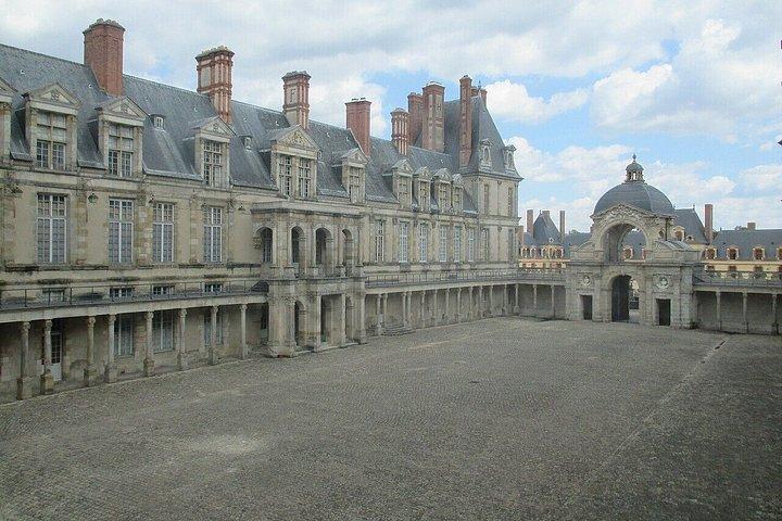パリ・フォンテーヌブロー城と庭園ガイド付き日帰り旅行から