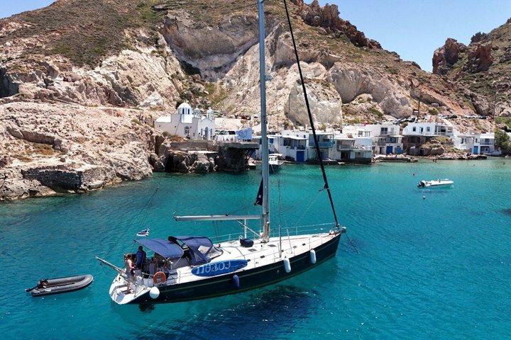 Privé dagelijkse zeilcruise om de hoogtepunten van Milos te ontdekken