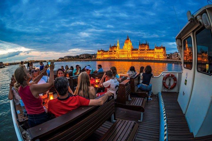 Cruzeiro do Rio Budapeste com 1 gratuito Tokaj Frizzante e Guia Áudio