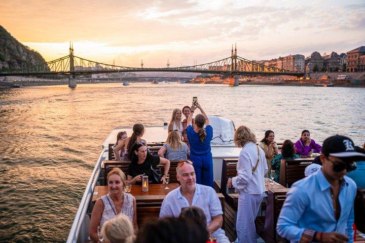 Cruzeiro do Rio Budapeste com 1 gratuito Tokaj Frizzante e Guia Áudio