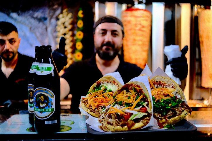 ベルリン : 7つの本格的な地元の味が楽しめるミッテ地区フードツアー