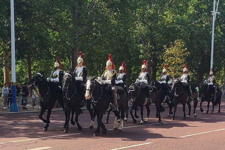 Buckingham Palace, St James Palace & Tea at Kensington Palace