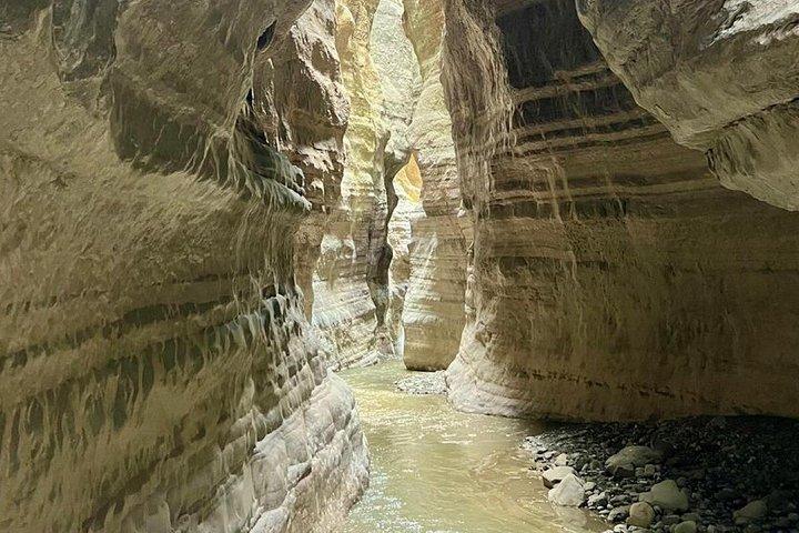 サランダ・クサミル発ベンヤ温泉とランガリカ・キャニオンツアー