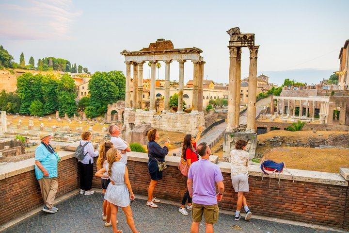 Tour a piedi per piccoli gruppi dei Fori Romani di notte