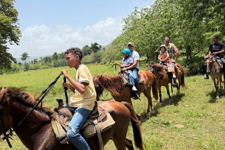 プエルトプラタの田園地帯とビーチでの乗馬アドベンチャー
