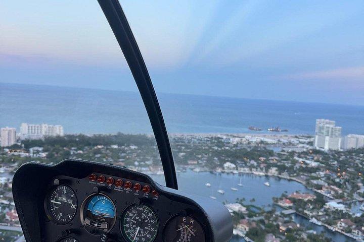 フォートローダーデール市内とビーチ上空ヘリコプターツアー