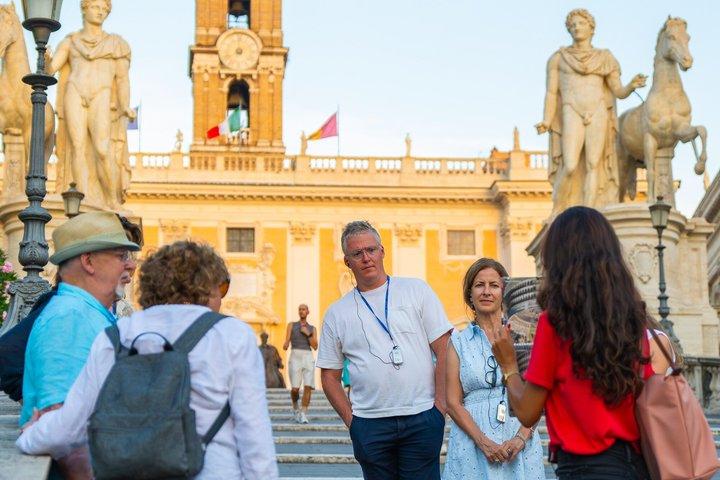 Tour a piedi per piccoli gruppi dei Fori Romani di notte