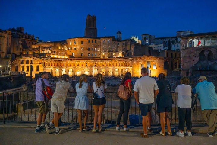 Tour a piedi per piccoli gruppi dei Fori Romani di notte