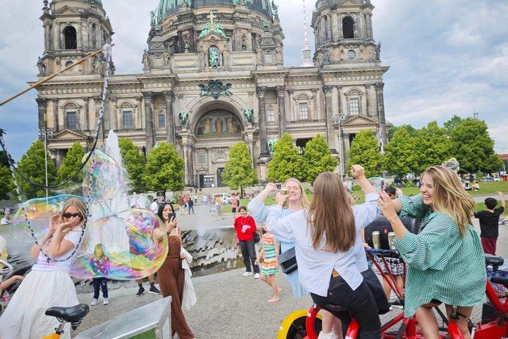 ビール バイク & パーティー バイク ハイライト ピックアップを含むベルリン シティ ツアー