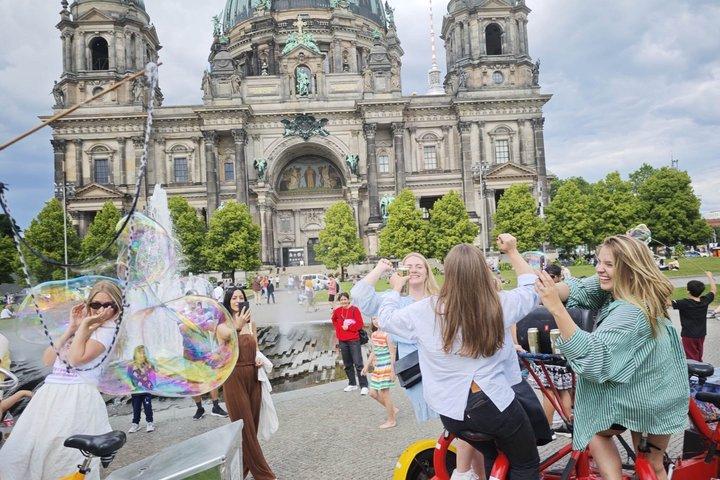 Party- och ölcykel privat sightseeingtur Berlin med upphämtning