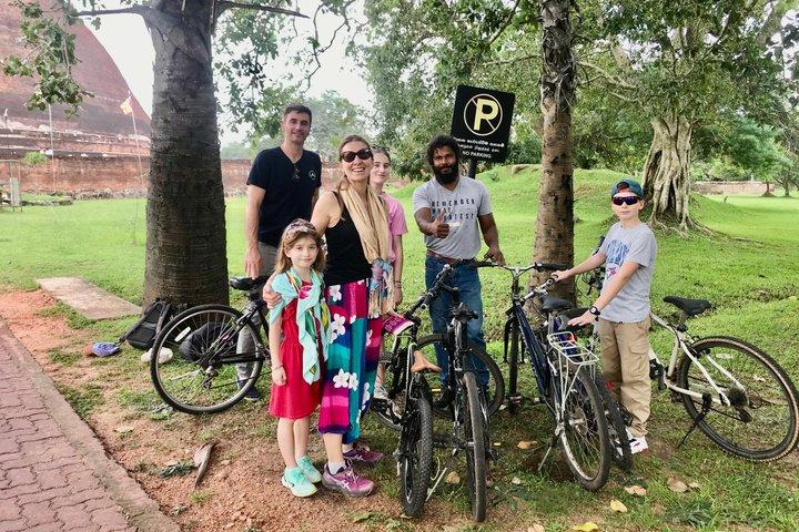 Tour de grupo de bicicleta de montanha Anuradhapura & história com o budismo