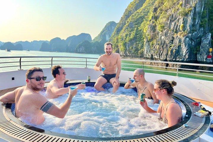 ハノイ発ラグジュアリーランハ湾エスケープセレニティ壮大な日帰りクルーズ