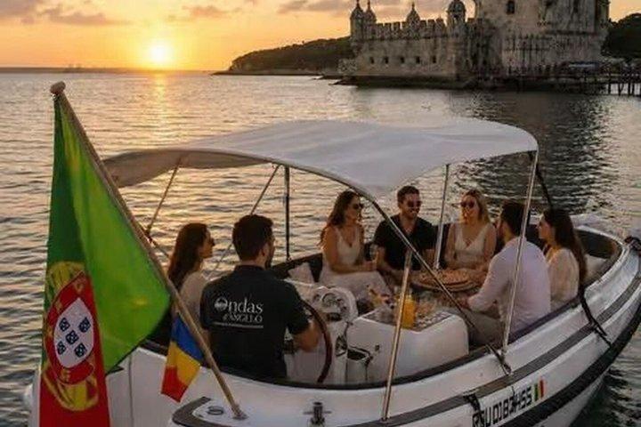 Lisbon Sunset Luxury Boat Vibes with Drinks & Pizza