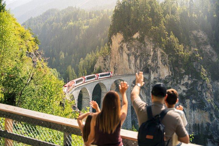 ミラノ発ベルニナ・レッドトレインで行くサンモリッツ＆スイスアルプス日帰り旅行
