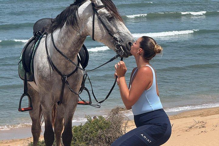 エッサウイラでお土産の写真とビデオで乗馬