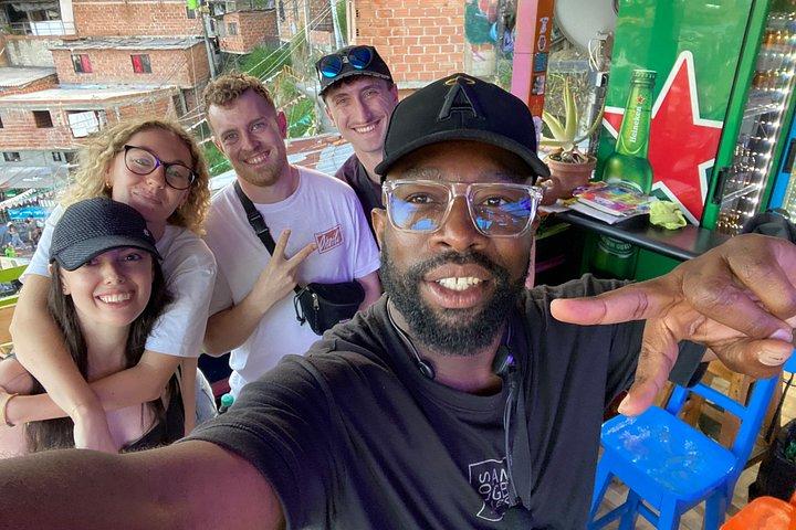 Comuna 13: Graffiti & Local Flavors (Snack + Mango Ice Cream)