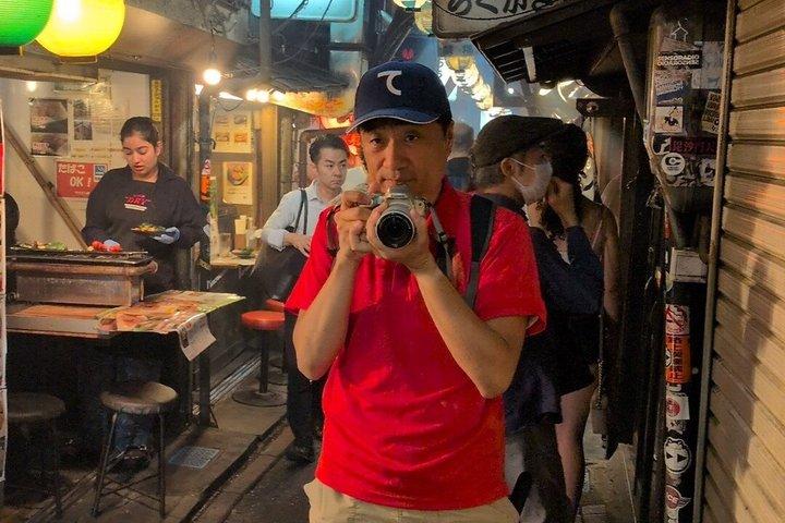 Visita noturna local de Shinjuku Izakaya e Sake 8 Spots