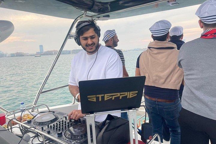 ドバイプライベートヨットクルーズボートツアー（ソフトドリンクとジュース付）