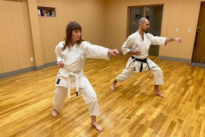 Ein Tokio Karate Dojo Aktivitätserlebnis