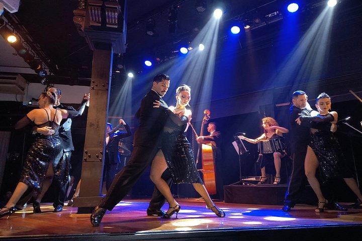 ブエノスアイレスでのオプションのディナー付きエル ケランディ タンゴ ショー