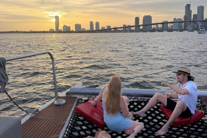 Miami Catamaran Sunset Cruise med åben bar, appetitter og live DJ