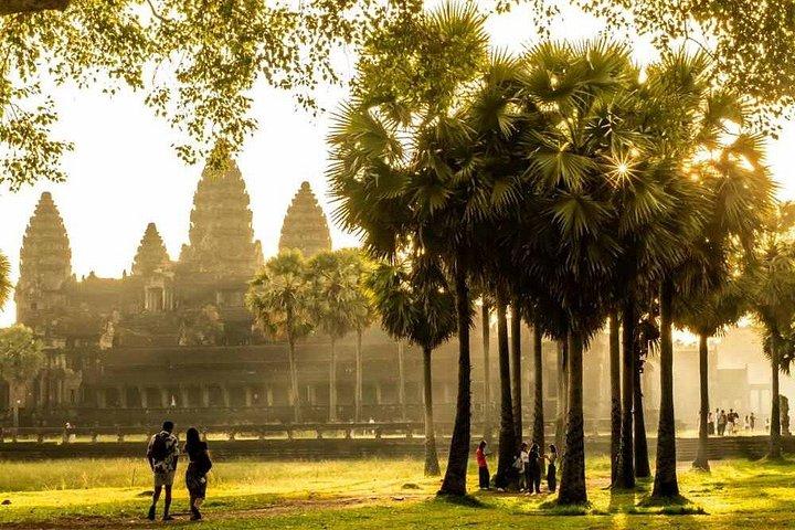 少人数グループでアンコールワット、バイヨン、タプロームを巡る小旅行