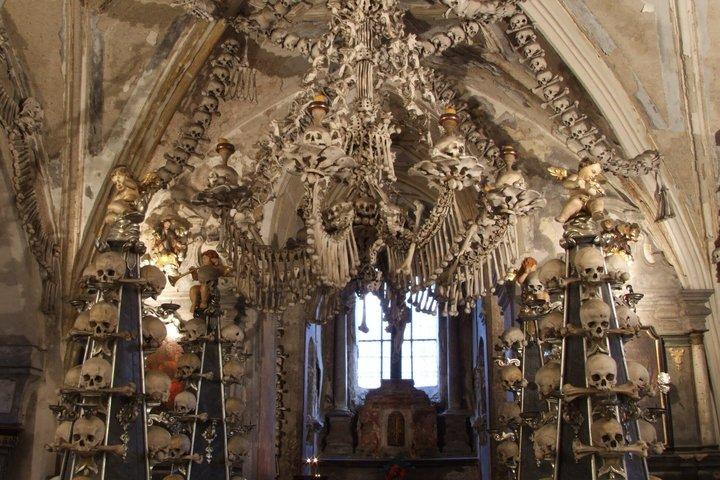 クトナ・ホラ：少人数制骨教会＆中世の町ツアー