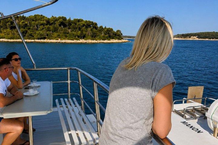 Vanuit Pula : Red Island Swim & Rovinj Cruise met lunch en drankje