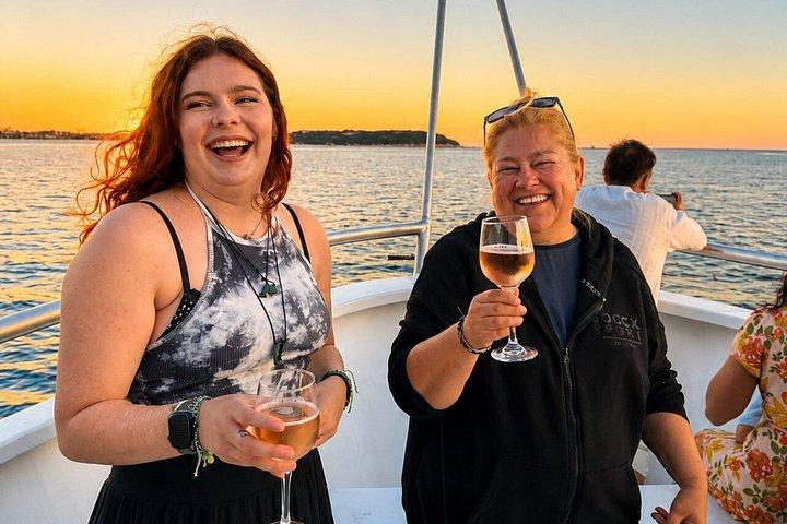 Observation des dauphins et coucher du soleil en bateau avec boissons et dîner en option