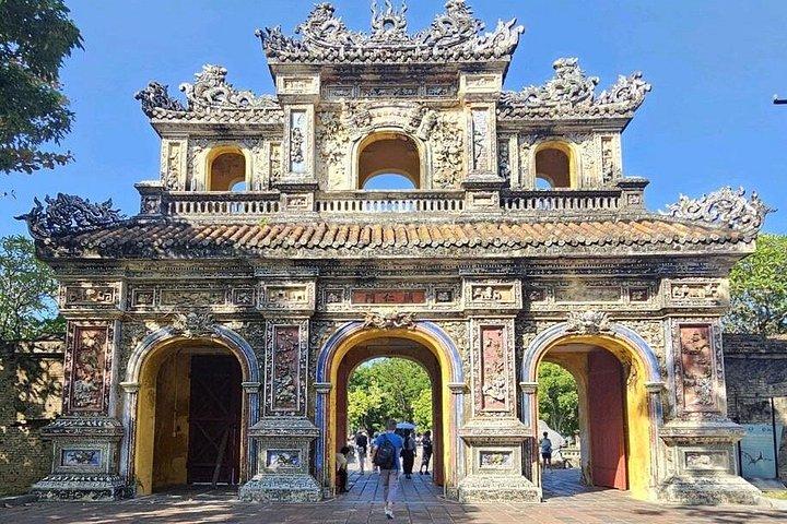 フエ・インペリアルツアーを体験-ハイヴァン峠経由のヘリテージ列車