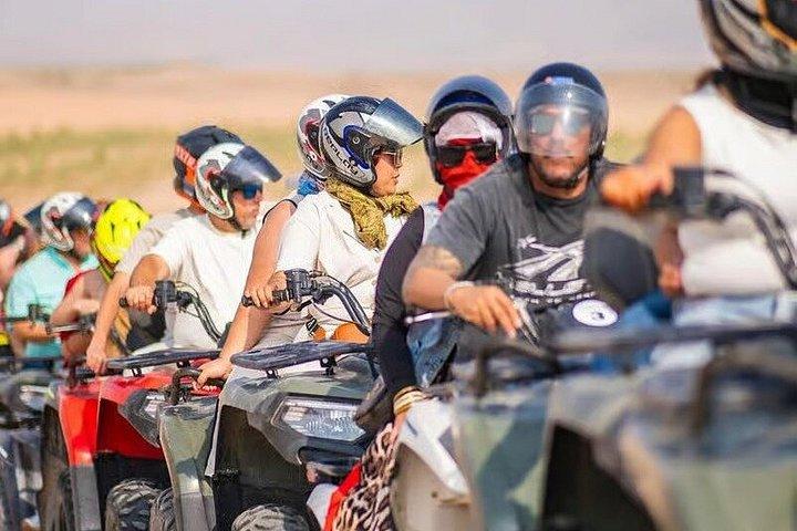 アガファイ砂漠日帰りパスでクワッドバイクとラクダ乗り（ランチ付き）