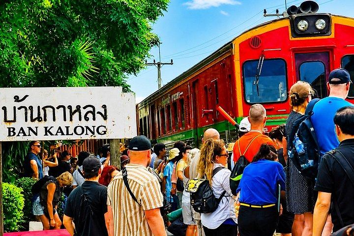 バンコク・マエロン鉄道市場水上マーケットとドラゴン寺院