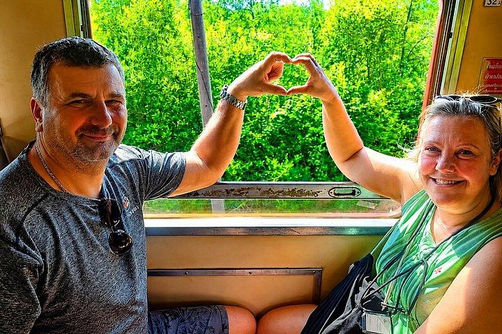 バンコク・マエロン鉄道市場水上マーケットとドラゴン寺院
