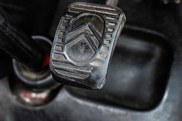 モライラからタルベナまで、2CVで巡る山々とブドウ畑のプライベートツアー