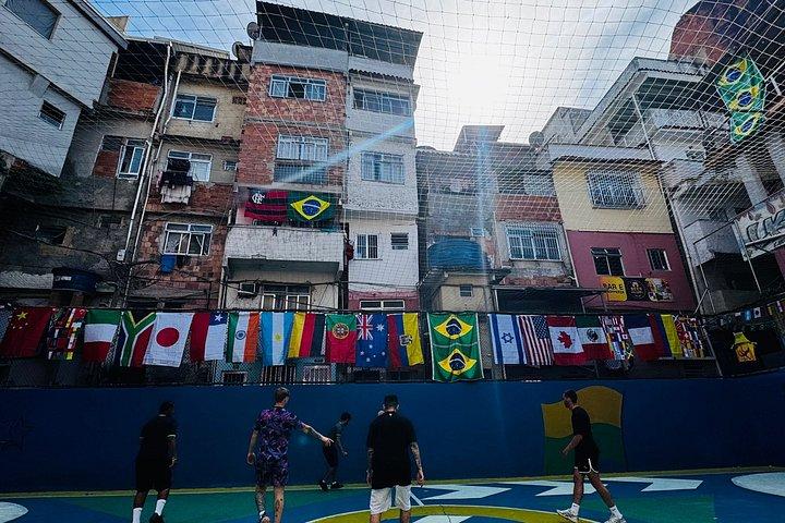 リオ：FIFAストリートサッカー場見学とファベーラツアー。