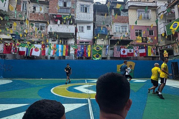 リオ：FIFAストリートサッカー場見学とファベーラツアー。
