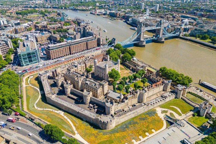 City Architecture Tour from Roman Ruins to Modern Marvels