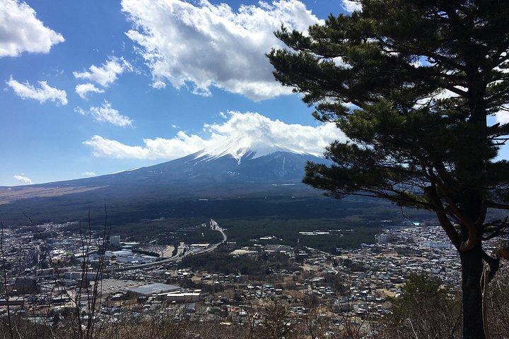 忠霊塔と富士山五湖