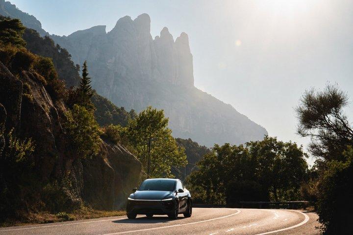 Privat Montserrat Tour från Barcelona med Tesla Modell Y