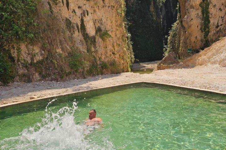 Cascatas e Cavernas em Velca Village - From Vlore