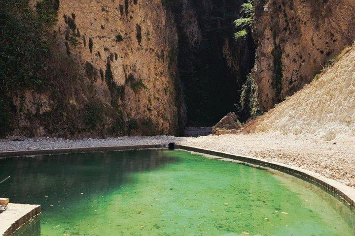 Cascatas e Cavernas em Velca Village - From Vlore
