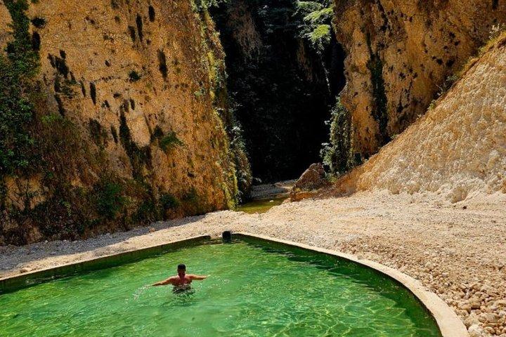 Cascatas e Cavernas em Velca Village - From Vlore