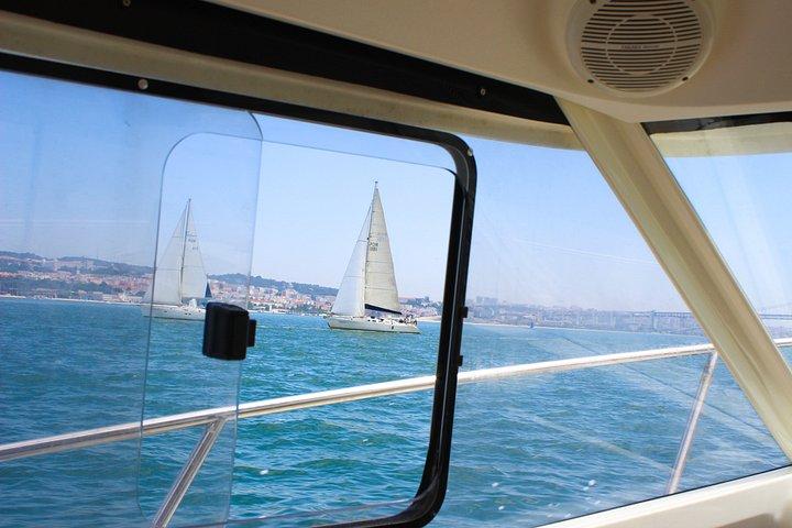 リスボンから大西洋へのプライベートボート旅行(スイムストップ付き)