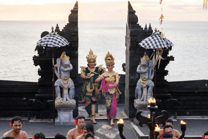 バリプライベートウルーワトゥ寺院ツアーとケチャックダンス付き送迎