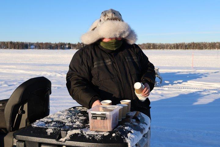 Snowmobile und Eisfischen Erfahrung