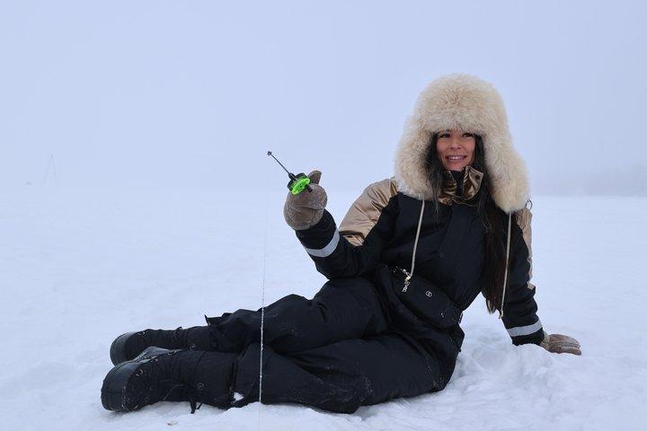 Snowmobile und Eisfischen Erfahrung