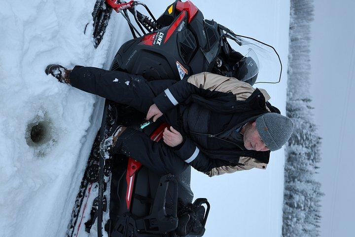 Snowmobile und Eisfischen Erfahrung