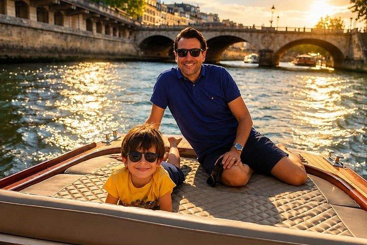 Romantic guided cruise with champagne